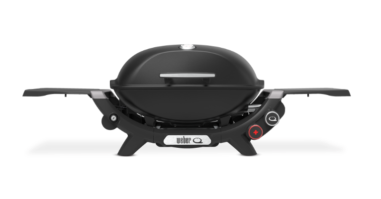 WEBER®Q2800N+ガスグリルの写真。上下に膨らんだドーム状の筐体の下に、平らな場所に設置できる脚と薄い天板が付いた土台がある。
