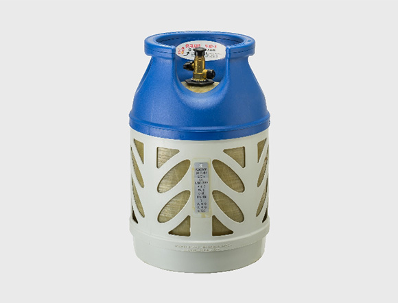 次世代容器プラコンポの写真。ガスを内蔵しているプラスチックライナーをさらにガラス繊維でできた素材が覆い、上がすぼまった円筒形のケースの中に内蔵されている形である。