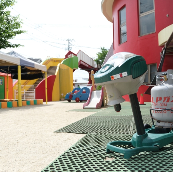 うぐいす幼稚園様でのモスキートマグネット利用例写真。園庭の脇にモスキートマグネットが設置されている。